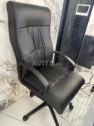 bureau neuf avec chaises