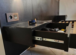 Lit avec tête de lit, tiroirs et luminaires