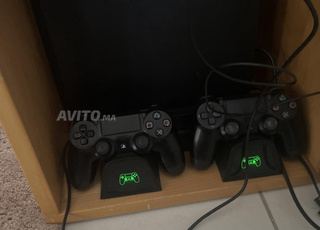 Ps4 et deux manettes