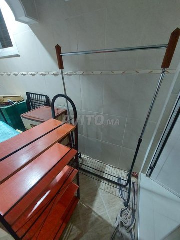 Tiroir à chaussures et cintre à vêtements