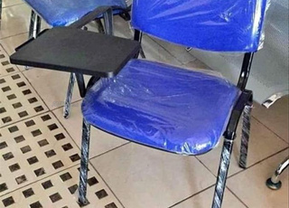 table et chaises en tissu et semi métallique