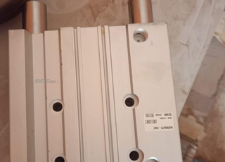 Vérin pneumatique compact guidé SMC