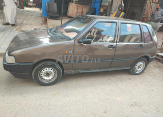 Fiat Uno en bon état et moteur en fer