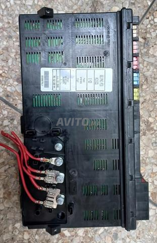 une boîte à fusibles d'une BMW X5 E53 - 2