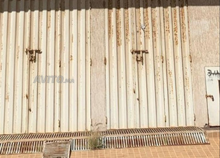 Magasin avec sous-sol et mezzanine