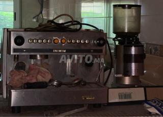 بريصة القهوة مع آلة طحن القهوة