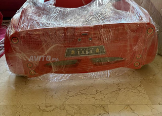 سرير للأطفال على شكل سيارة حمراء مع مرتبة