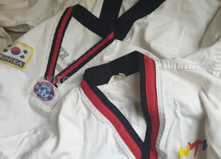 ثلاثة أزياء للبيع