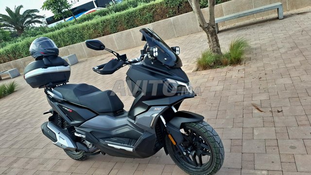 Scooter grand modèle presque neuf à vendre 300 SYM ADX