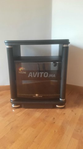 طاولة تلفاز سوداء بعجلات