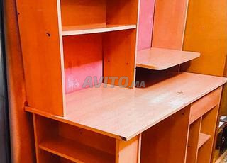 Bureau élégant avec étagères et tiroirs en bon état