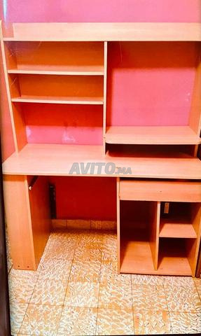 مكتب أنيق مع رفوف وأدراج في حالة جيدة - 2