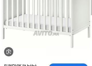 سرير طفل مع مرتبة