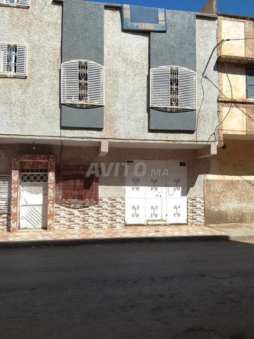Maison composée d'un rez-de-chaussée et d'un étage supérieur avec garage à vendre