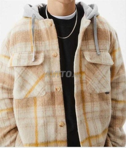 جاكيت سترة عازلة مع غطاء رأس من ماركة بول آند بير