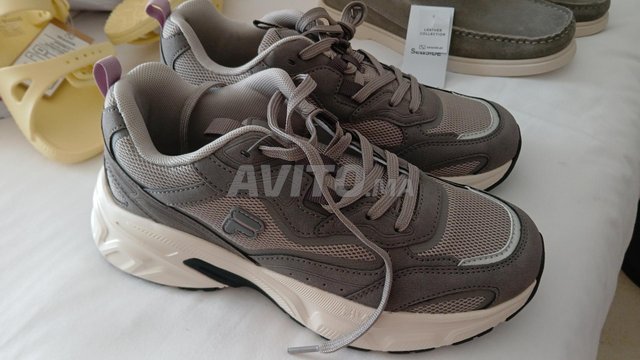 أحذية رياضية نسائية من فيلا جديدة مقاس 38/39