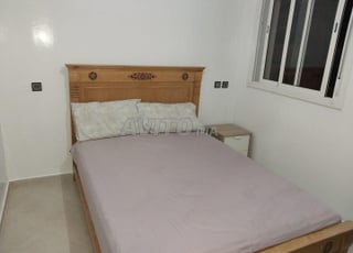 Lit avec matelas et armoire