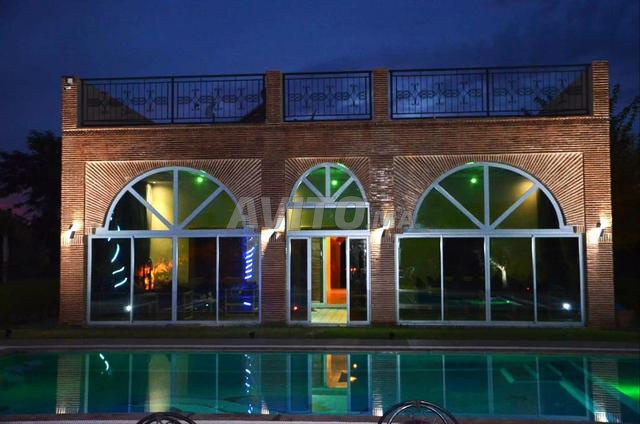 فيلا فاخرة ضخمة بمساحة 2500 متر مربع للإيجار الليلي