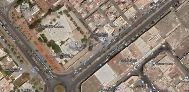 أرض 3 واجهات على شارع رئيسي بقعة للبيع