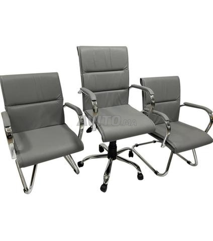 DES CHAISES EN SIMILI CUIR EN STOCK