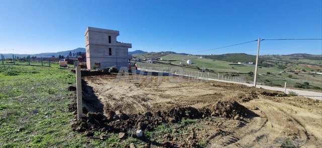 Terrain avec façades nord et ouest – 400 m²