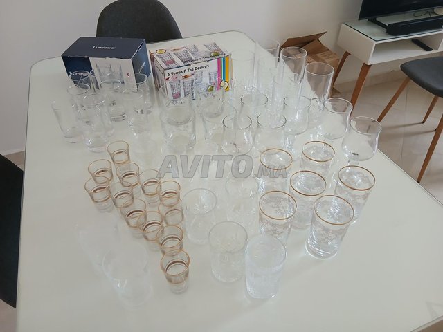 Verres à thé et eau, vases et bocaux