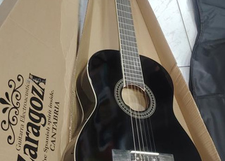 Guitare classique espagnole avec la housse