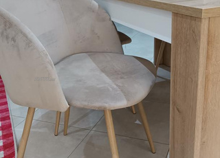 Table à manger avec 4 chaises – Excellent état