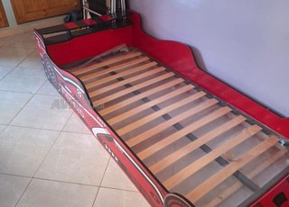 سرير ومكتب مريح