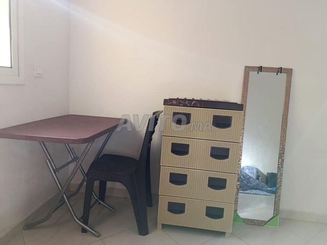 خزانة وطاولة