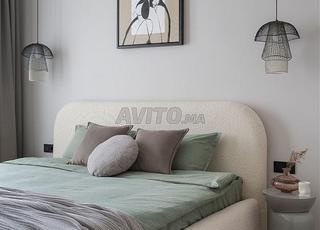 Chambre à coucher moderne avec lit capitonné crème