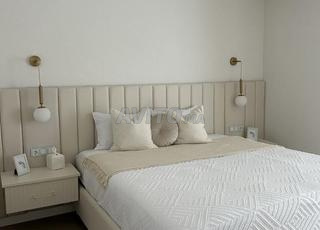 سرير مزود برأس سرير بيج