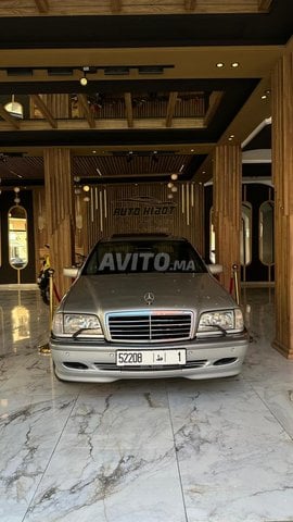 Mercedes-Benz 240 Essence Automatique 1998 à Nador