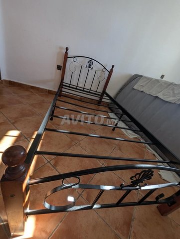 بيع اثنين من قواعد السرير شبه المعدنية ذات المقعد الواحد