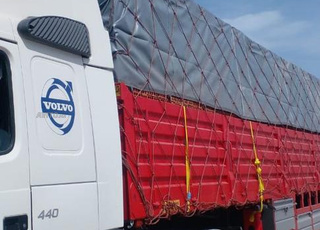 شاحنة مع مقطورة