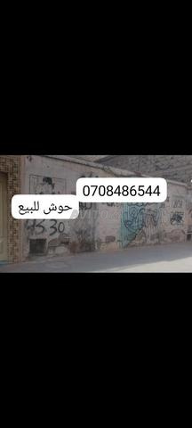 بقعة عبارة عن حوش محفظ بمنزل سفلي سكني