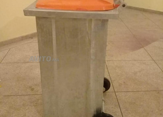 28. Poubelle métal usage quotidien