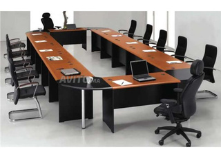 طاولات اجتماعات في المخزون