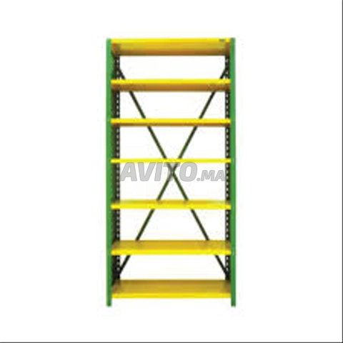 Rayonnage avec étagères réglables