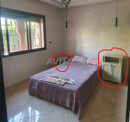 طاولة بجانب السرير وخزانة ذات أدراج للبيع