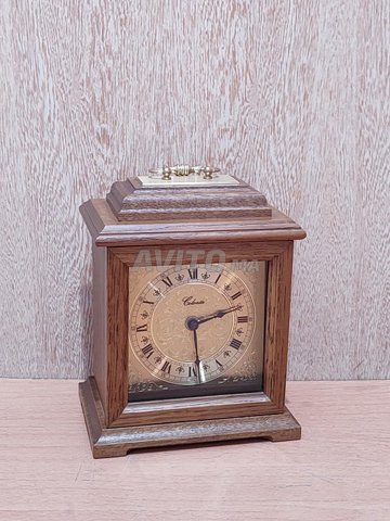 ساعة كولونيا عتيقة بأرقام رومانية ألمانيا