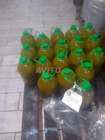 زيت زيتون جديد معصور بطريقة تقليدية