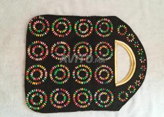 حقيبة يد مزينة باللؤلؤ