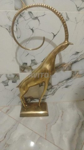 تمثال لغزال من النحاس