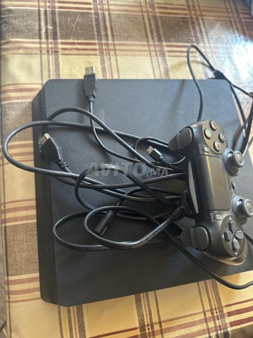 Ps4 slim, très bon état 512 Go avec 3 CDs