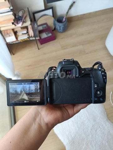 Canon EOS 250D avec objectif EF-S 18-55mm