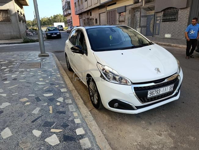 Peugeot 208 wahite edtion