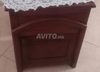 2 طاولات نوم خشبية