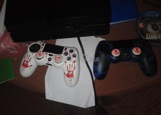 PS4 et 2 manettes