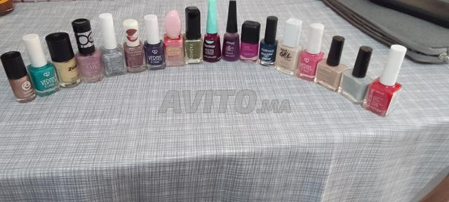 Vernis à Ongles dans des couleurs variées